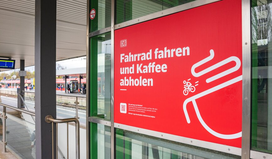 Werbung für DB Rad+ am Bahnhof in Freising