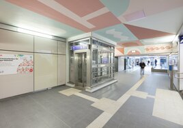 Ein Fahrstuhl und en Taktiles Leitsystem im Bahnhof, um einen barrierefreien Zugang zu ermöglichen