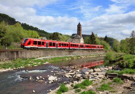 Regionalbahn fährt entlang der Eifelstrecke