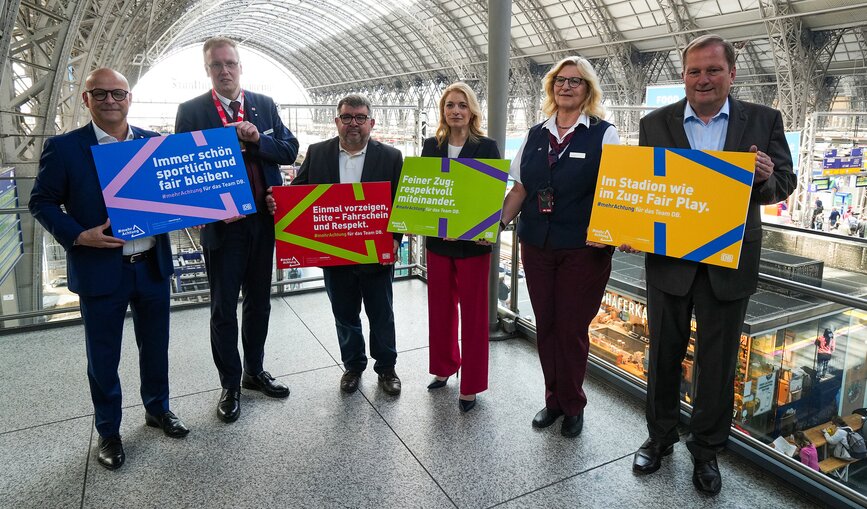 Martin Seiler, DB-Vorstand Personal und Recht und Evelyn Palla, DB-Vorstand Regionalverkehr, werben für #mehrAchtung