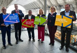 Martin Seiler, DB-Vorstand Personal und Recht und Evelyn Palla, DB-Vorstand Regionalverkehr, werben für #mehrAchtung