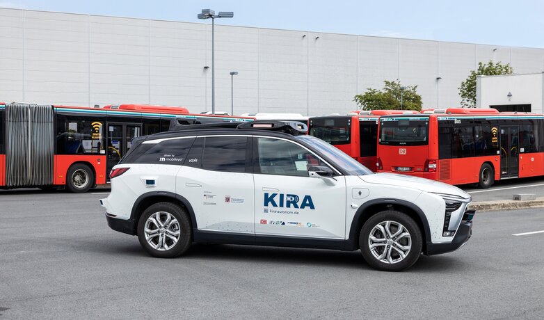 Pionierprojekt KIRA (autonome Fahrzeuge für den ÖPNV), im Hintegrund Busse | © Deutsche Bahn AG / RMV / Arne Landwehr