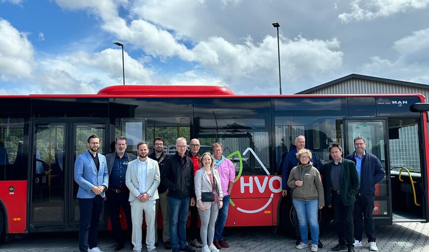 Projektbeteiligte bei der Einweihung des neuen DB Regio Standorts vor einem HVO Bus