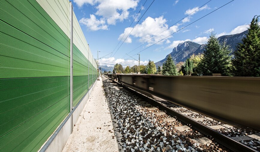 Eine Lärmschutzwand entlang der Gleise