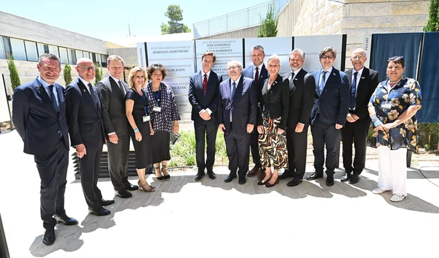 Mitglieder des Freundeskreises Yad Vashem bei der Eröffnung des Moshal Shoah Legacy Campus in Jerusalem.