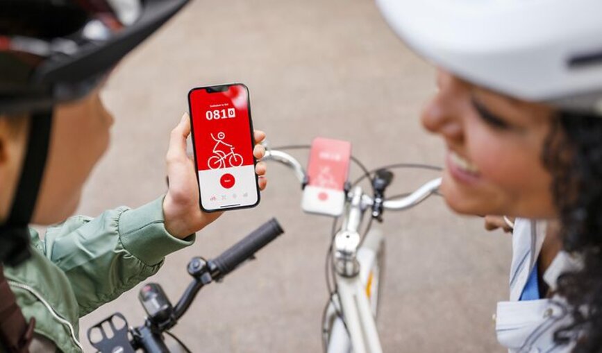 Zwei Menschen nutzen die DB Rad+ App