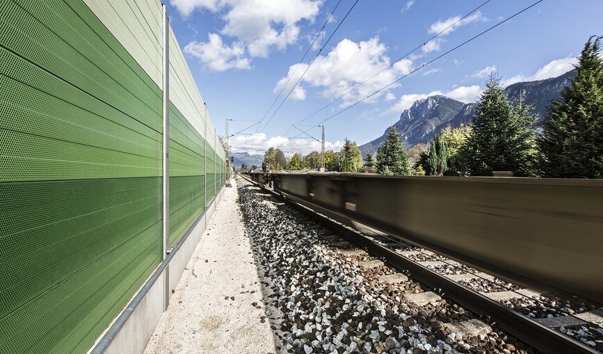 Eine Lärmschutzwand neben den Gleisen