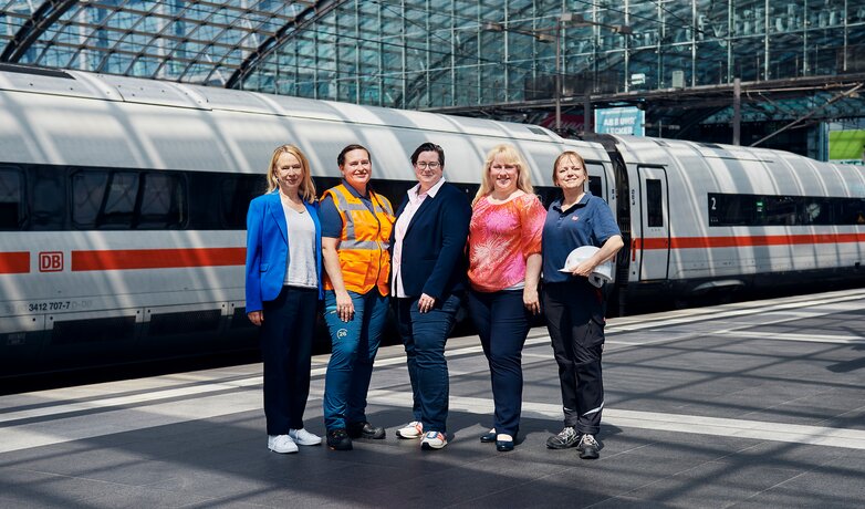 Fünf DB-Mitarbeiterinnen in verschiedenen Führungspositionen stehen vor einem ICE | © Deutsche Bahn AG / Dominic Dupont 