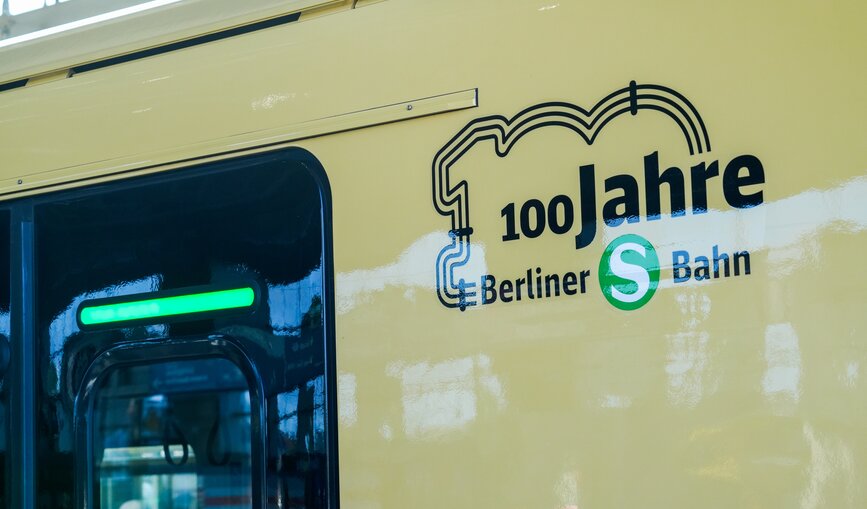 Ein spezielles Fahrzeugdesign an einem Jubiläumszug erinnert an die Geschichte der Berliner S-Bahn.