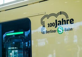 Ein spezielles Fahrzeugdesign an einem Jubiläumszug erinnert an die Geschichte der Berliner S-Bahn.