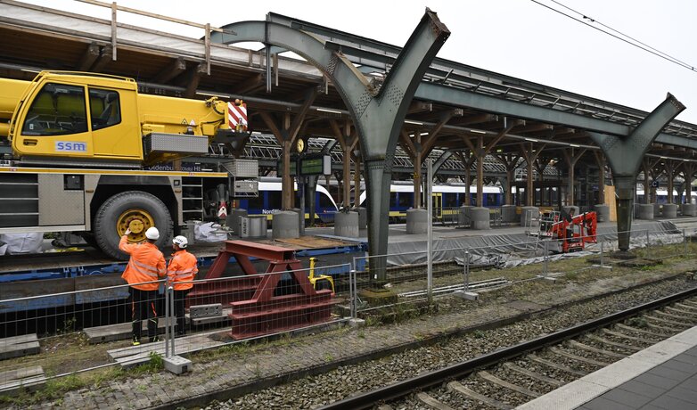 Arbeiten an Gleisbögen und Hallendach des Bahnhof Oldenburg | © Quelle: Sascha Stüber