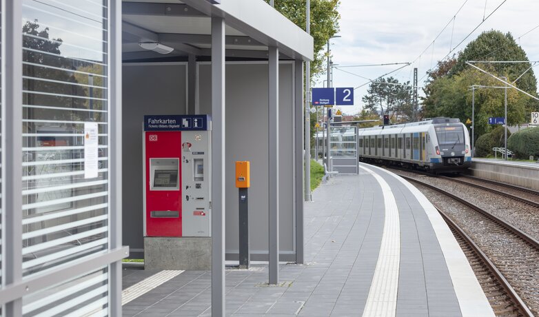 Blick auf einen Bahnsteig des Bahnhofs Rommelshausen. | © DB AG / Axel Hartmann Fotografie