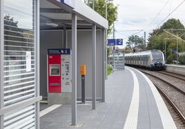 Blick auf einen Bahnsteig des Bahnhofs Rommelshausen.