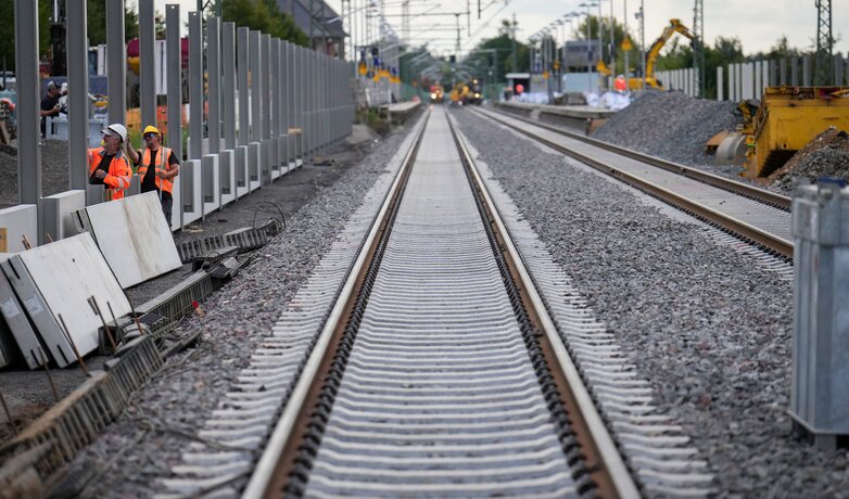 Bau von Lärmschutzwänden in Mörfelden im September 2024. | © Deutsche Bahn AG / Oliver Lang
