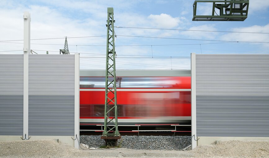 Lärmschutzwand mit Regionalexpress