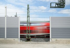 Lärmschutzwand mit Regionalexpress