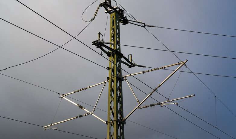 Oberleitungsmast mit Oberleitung | © Deutsche Bahn AG / Volker Emersleben