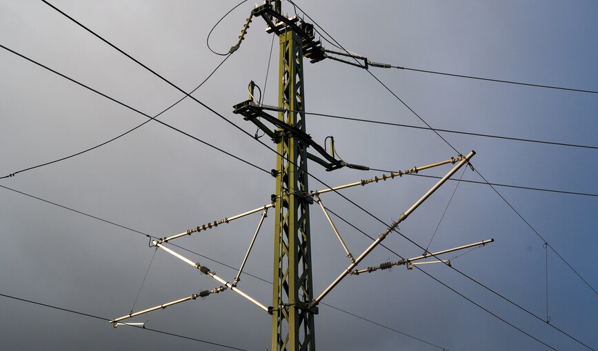 Oberleitungsmast mit Oberleitung