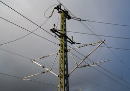 Oberleitungsmast mit Oberleitung