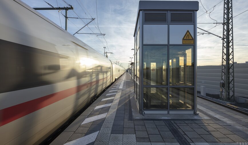 Neuer Aufzug an einem Bahnsteig