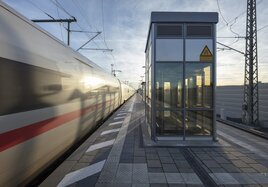 Neuer Aufzug an einem Bahnsteig