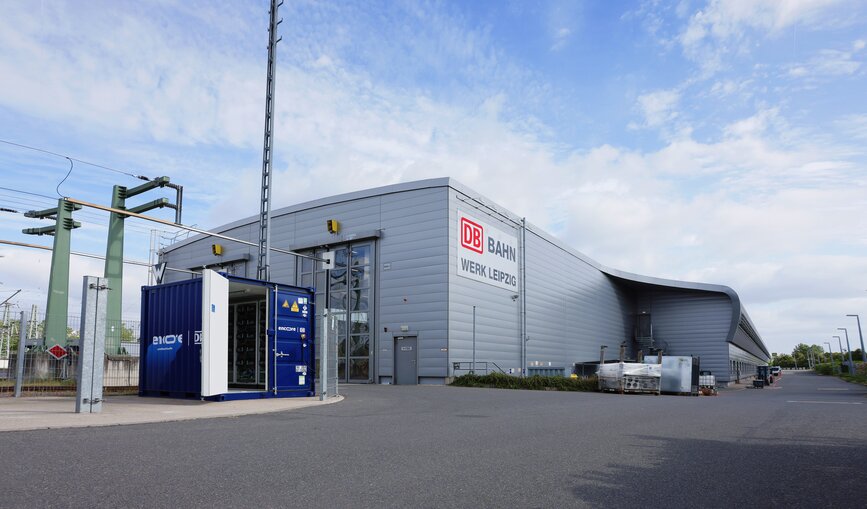 Die DB hat das ICE-Werk Leipzig als erstes ihrer Fernverkehrswerke mit einem sogenannten Second Life Batteriespeicher in Kombination mit einer Photovoltaikanlage (PV-Anlage) ausgestattet.