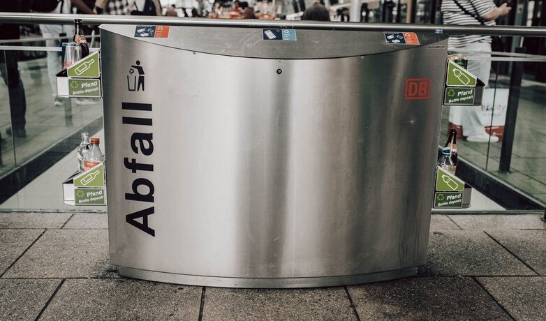Ein Abfalleimer am Bahnhof mit Pfandbehältern | © Deutsche Bahn AG / Christoph Holbinger