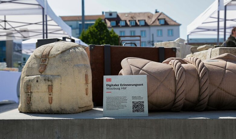 Plakette mit QR-Code am Würzburger Hauptbahnhof | © DB AG/Philipp Trocha