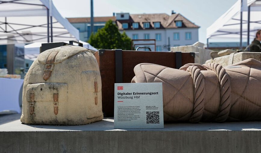 Plakette mit QR-Code am Würzburger Hauptbahnhof
