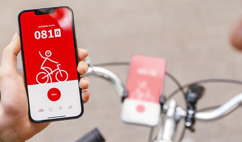 Ein Handy, auf dem die DB Rad+ App angezeigt wird | © Deutsche Bahn AG / Max Lautenschläger