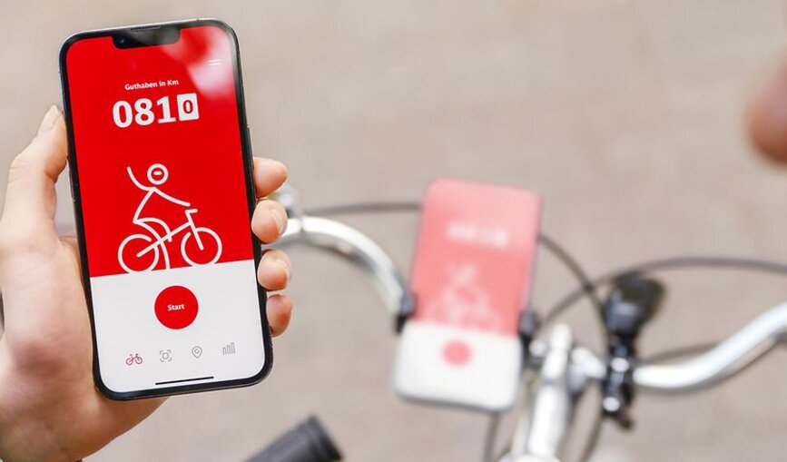 Ein Handy, auf dem die DB Rad+ App angezeigt wird