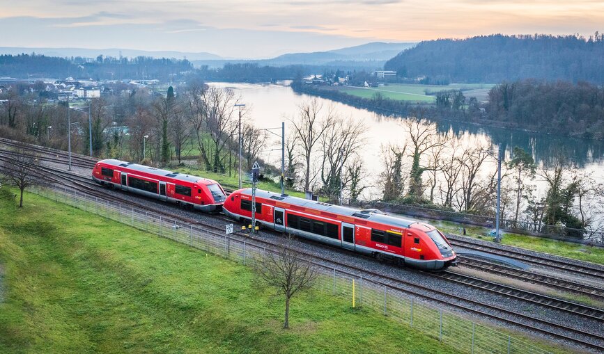 Ein Nahverkehrszug auf der Hochrheinbahn bei Waldshut