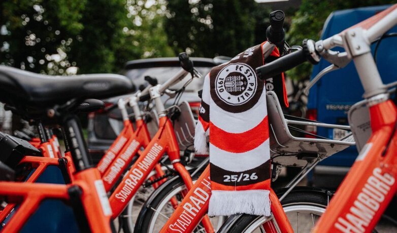 Ein Fanschal des FC St. Pauli hängt an einem Rad von StadtRAD Hamburg | © teamnext | Media Hub