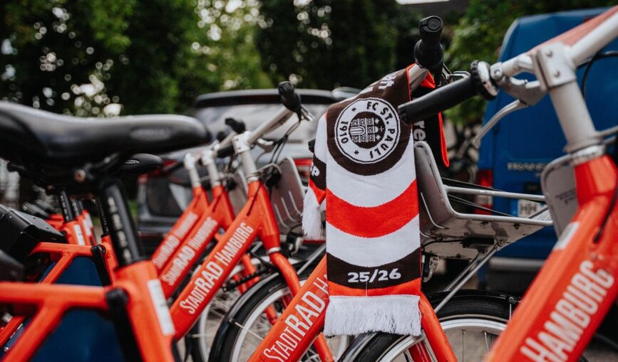 Ein Fanschal des FC St. Pauli hängt an einem Rad von StadtRAD Hamburg