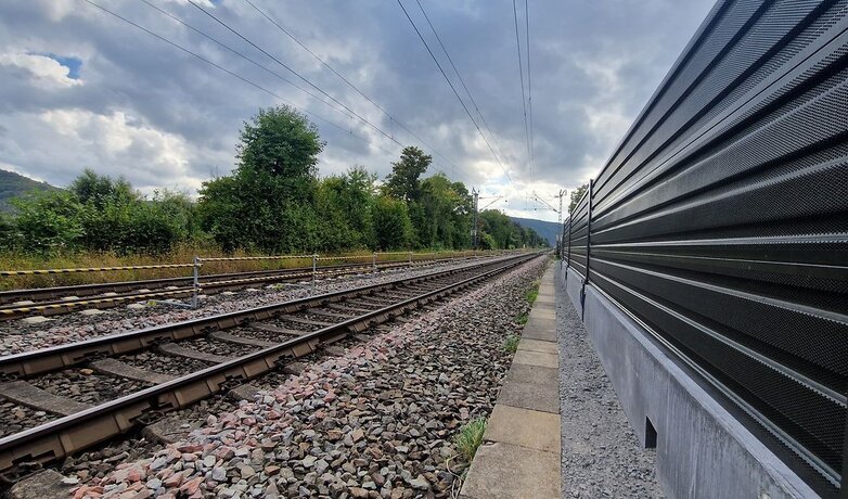 Eine Schallschutzwand an einer Eisenbahnstrecke | © Deutsche Bahn AG