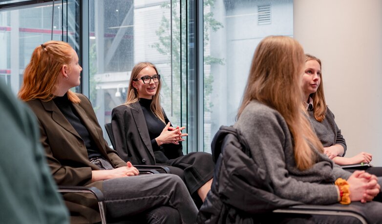 Teilnehmende des Traineeprogramms Nachhaltigkeit der Deutschen Bahn sitzen in einem Konferenzraum. | © DB AG / Jörgen Camrath