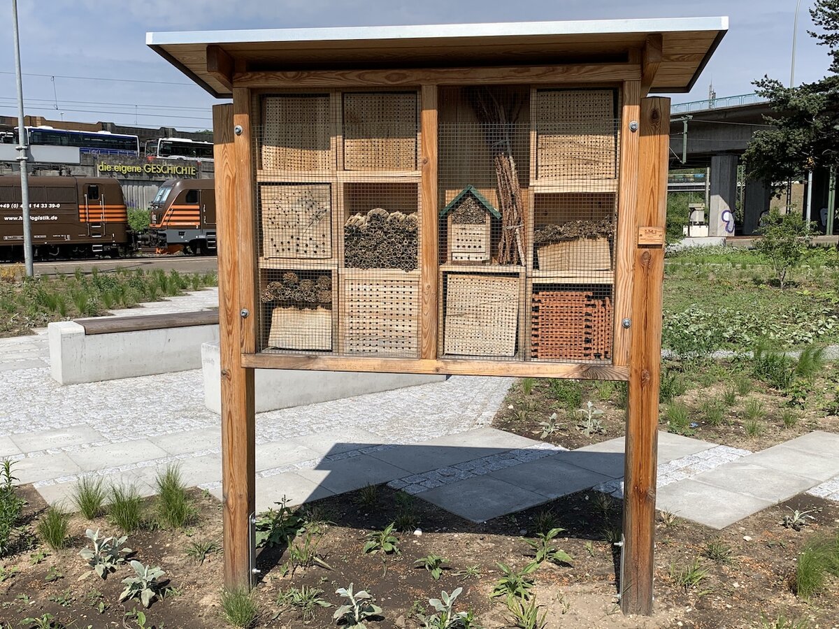 Das Insektenhotel steht am Gleis 3 in Harburg. | © DB/Marco Wessolly