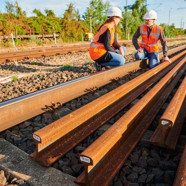 	 Gleisbauarbeiten auf der Riedbahn bei Riedstadt | © DB AG / Stefan Wildhirt