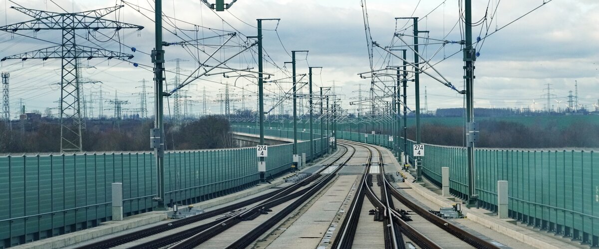 Blick aus einem Führerstand auf die Schnellfahrstrecke Halle/Leipzig und Erfurt. | © DB AG / Volker Emersleben