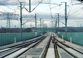 Blick aus einem Führerstand auf die Schnellfahrstrecke Halle/Leipzig und Erfurt.