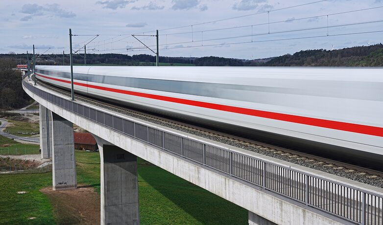 Aurachtal bridge in Markt Emskirchen with ICE in motion (Würzburg - Nuremberg line) | © DB AG / Volker Emersleben