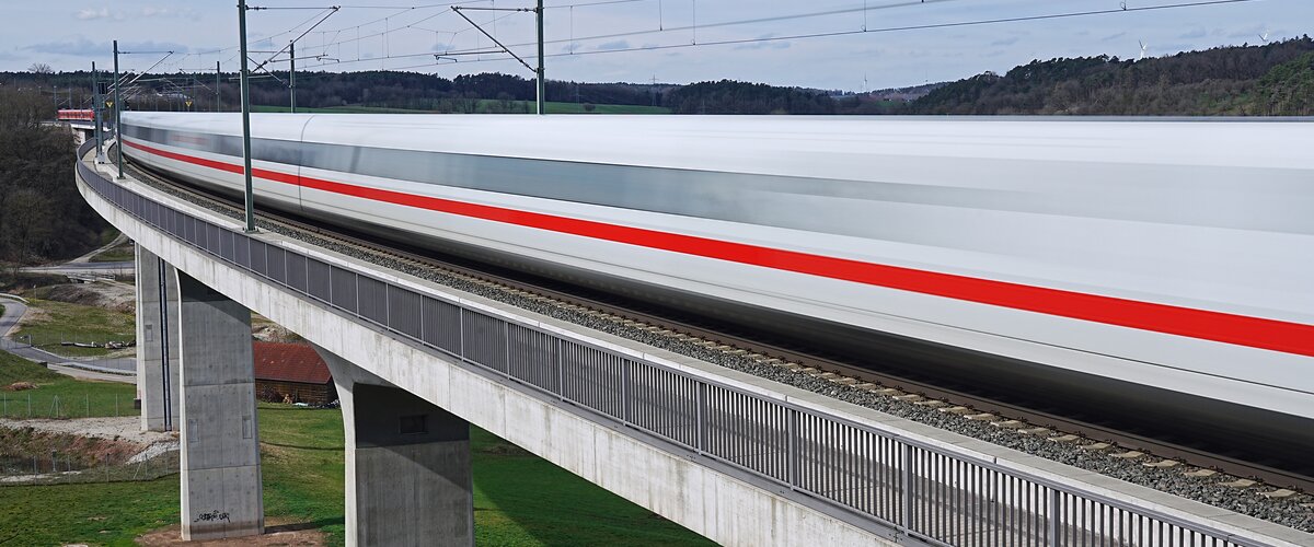 Aurachtal bridge in Markt Emskirchen with ICE in motion (Würzburg - Nuremberg line) | © DB AG / Volker Emersleben