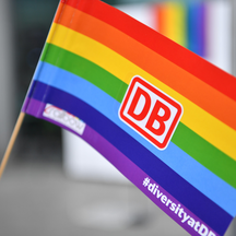 Eine LGBTQ-Flagge mit dem DB-Logo in der Mitte. | © DB AG