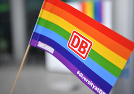 Eine LGBTQ-Flagge mit dem DB-Logo in der Mitte.
