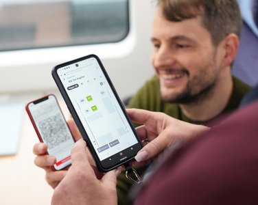 Eine Zugbegleiterin nutzt die DAB App zur Fahrkartenkontrolle. | © Deutsche Bahn AG / Oliver Lang