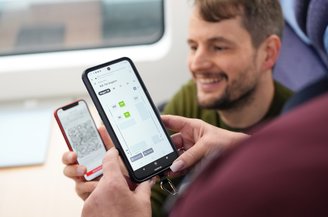 Eine Zugbegleiterin nutzt die DB App zur Fahrkartenkontrolle. | © Deutsche Bahn AG / Oliver Lang
