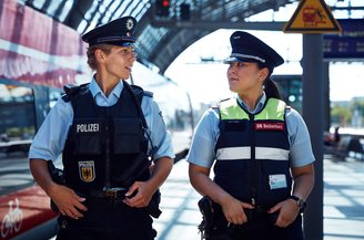 Zwei Mitarbeitende von Polizei und DB Sicherheit an einem Bahngleis. | © Deutsche Bahn AG / Björn Ewers