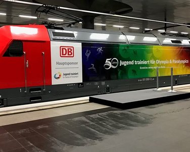 Ein DB-Zug mit dem Sponsoring "50 Jahre Jugend trainiert für Olympia". | © Deutsche Bahn AG / Daniela Rau 