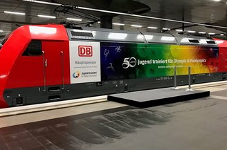 Ein DB-Zug mit dem Sponsoring "50 Jahre Jugend trainiert für Olympia". | © Deutsche Bahn AG / Daniela Rau 