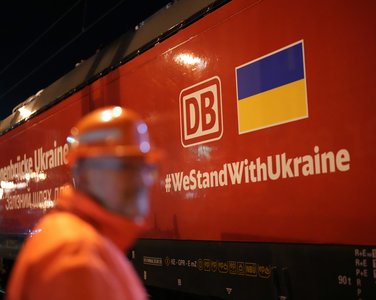Ein Zug mit Hilfsgütern für die Menschen in der Ukraine startet seine Fahrt. | © Deutsche Bahn AG / Oliver Lang
